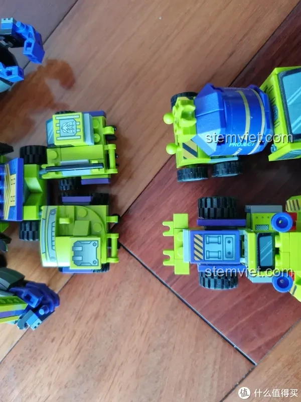 Các xe công trình đã lắp ráp từ Robot Devastator 03081 SEMBO, sẵn sàng để hợp thể thành robot khổng lồ, giá tốt.