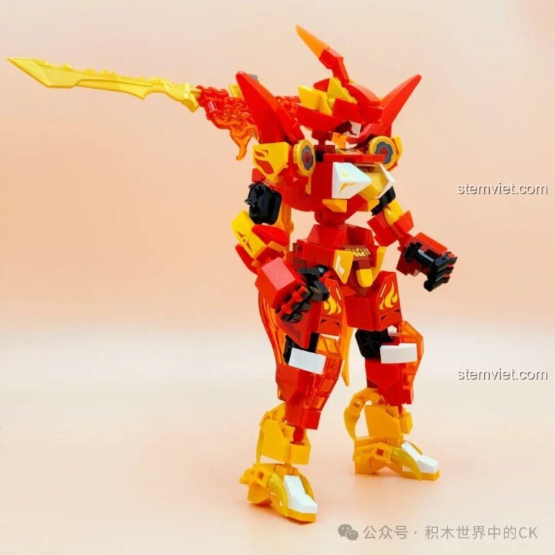 Robot Thần Thú Chu Tước bộ lắp ghép SEMBO 106064 với hai vũ khí, thể hiện khả năng biến hình linh hoạt, 395 mảnh, màu đỏ vàng, cho bé trai 6 tuổi, giá trị cao.