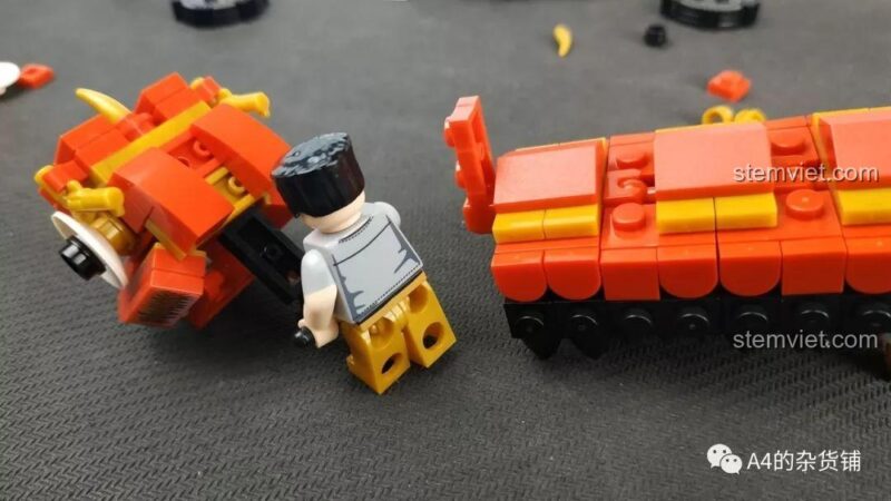 Hai minifigure phối hợp biểu diễn múa lân.