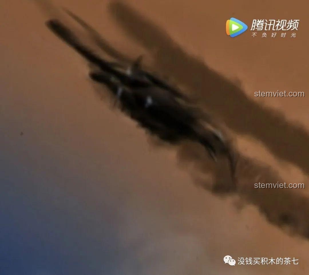 Mô hình phi thuyền chiến đấu GUYS G-Crusher 108622 của SEMBO đã lắp ráp hoàn chỉnh, với màu đỏ, xám và cánh vàng.