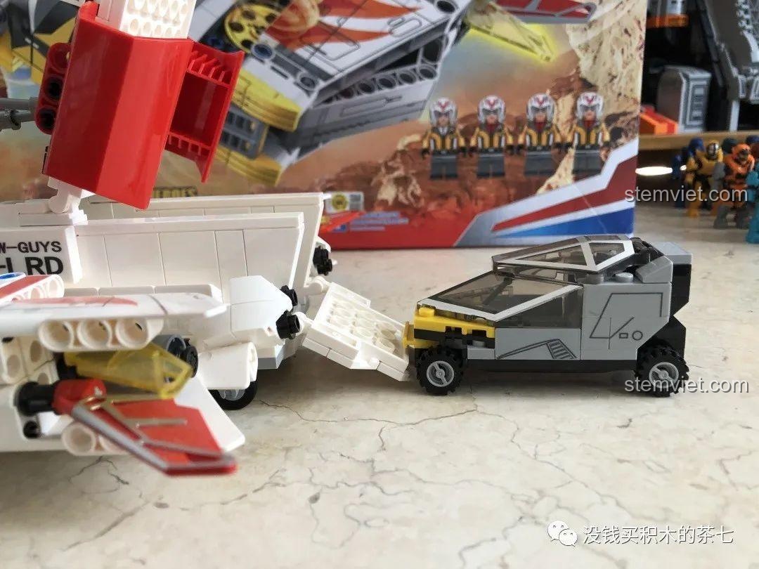 Mô hình phi thuyền GUYS G-Crusher 108622 SEMBO ở chế độ Meteor Mode, với cánh xoay.