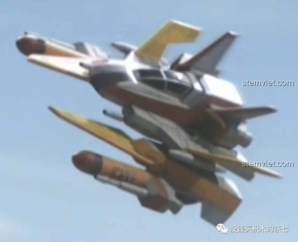 Cận cảnh trang phục của minifigure nữ phi công GUYS từ phía trước, với chi tiết in ấn màu vàng, xám và đỏ.