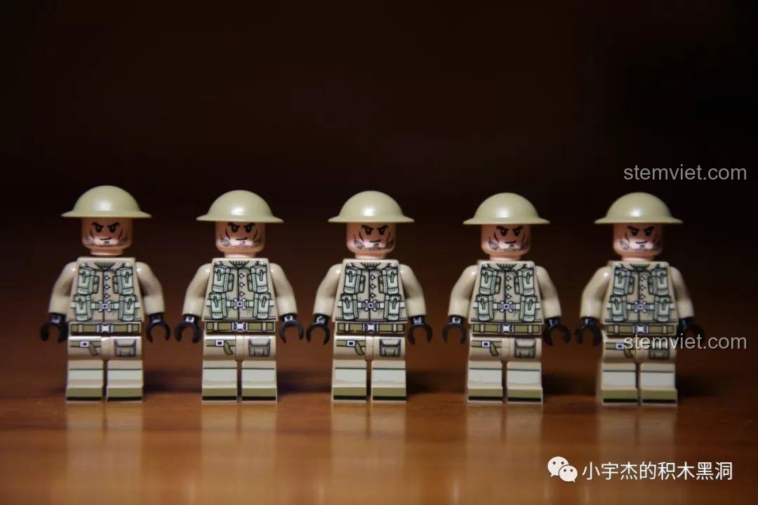Dàn minifigure lính Anh từ bộ sưu tập phương tiện chiến tranh thế giới thứ II SEMBO 1113 đội mũ sắt đặc trưng.