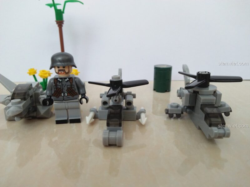 So sánh kích thước của 3 mô hình máy bay mini với một minifigure.