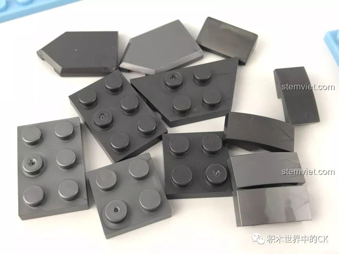 Cận cảnh các chi tiết linh kiện màu xám và xanh nhạt của bộ đồ chơi SEMBO 11894, có sự khác biệt màu sắc.