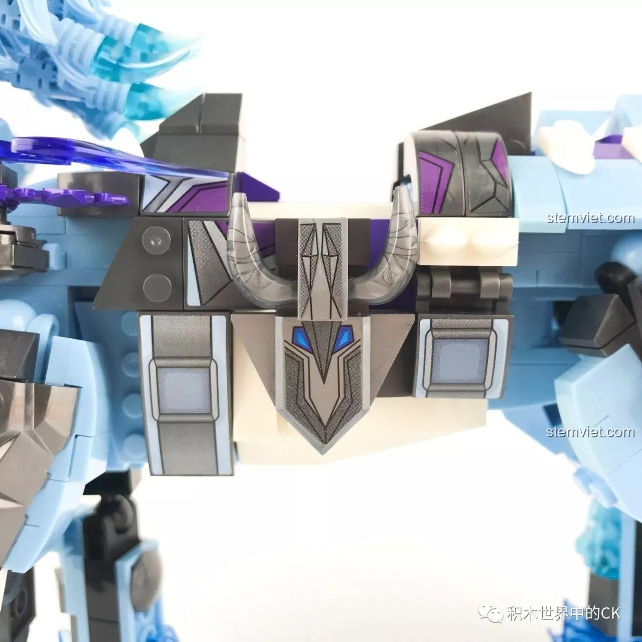 Cận cảnh phần chân sau của mô hình ngựa chiến trong bộ đồ chơi SEMBO 11894.