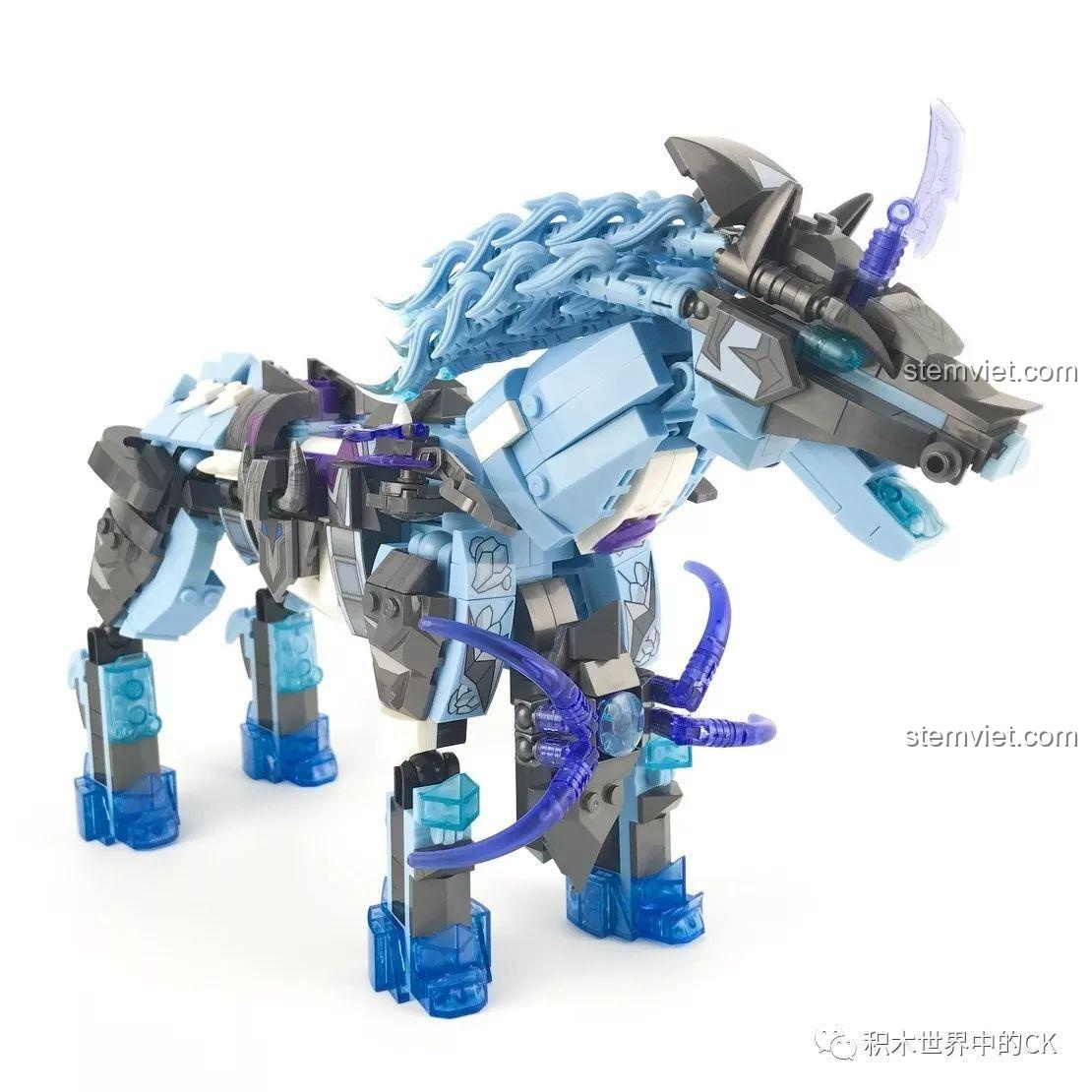 Cận cảnh phần đầu của mô hình ngựa chiến trong bộ đồ chơi SEMBO 11894 Chiến Thần Băng Phong Quan Vũ và Ngựa.