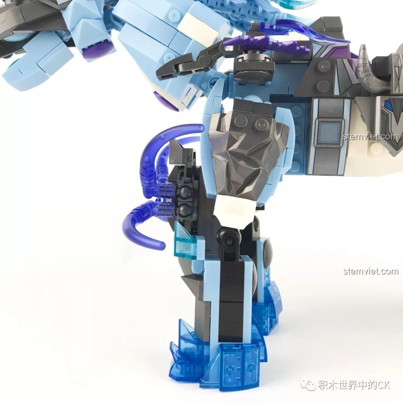 Mô hình ngựa chiến của bộ đồ chơi SEMBO 11894 Chiến Thần Băng Phong Quan Vũ và Ngựa tạo dáng đứng bằng hai chân sau.