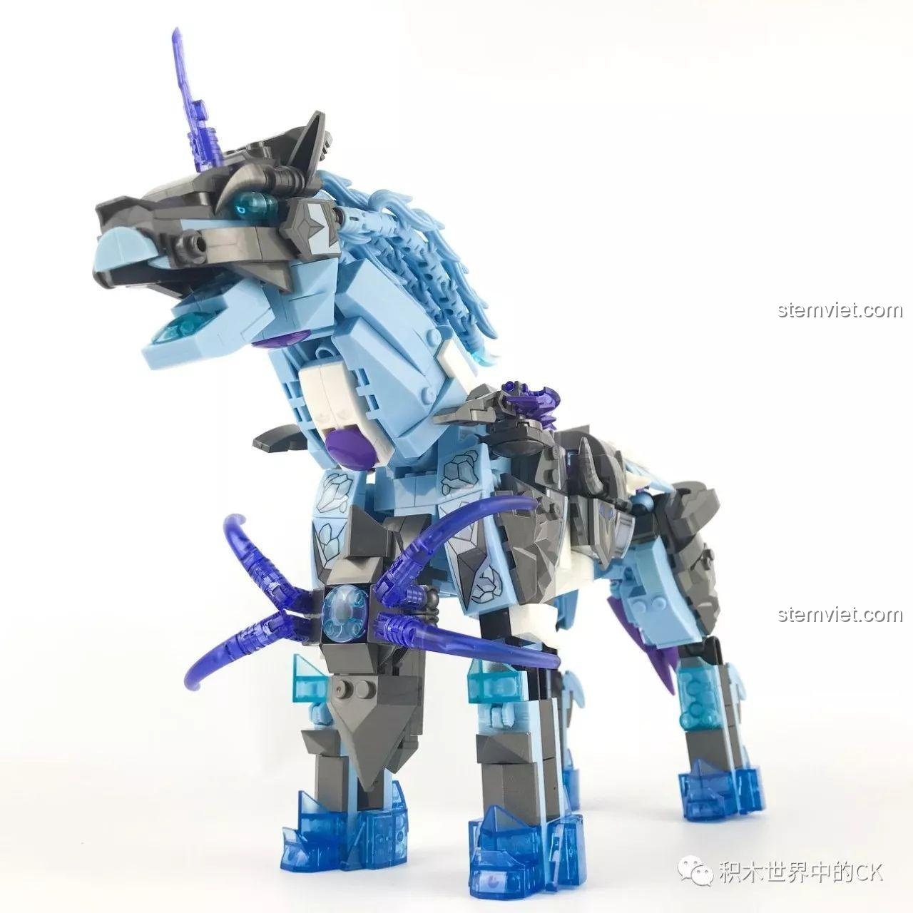 Mô hình ngựa chiến của bộ đồ chơi SEMBO 11894 Chiến Thần Băng Phong Quan Vũ và Ngựa, nhìn từ phía trước.