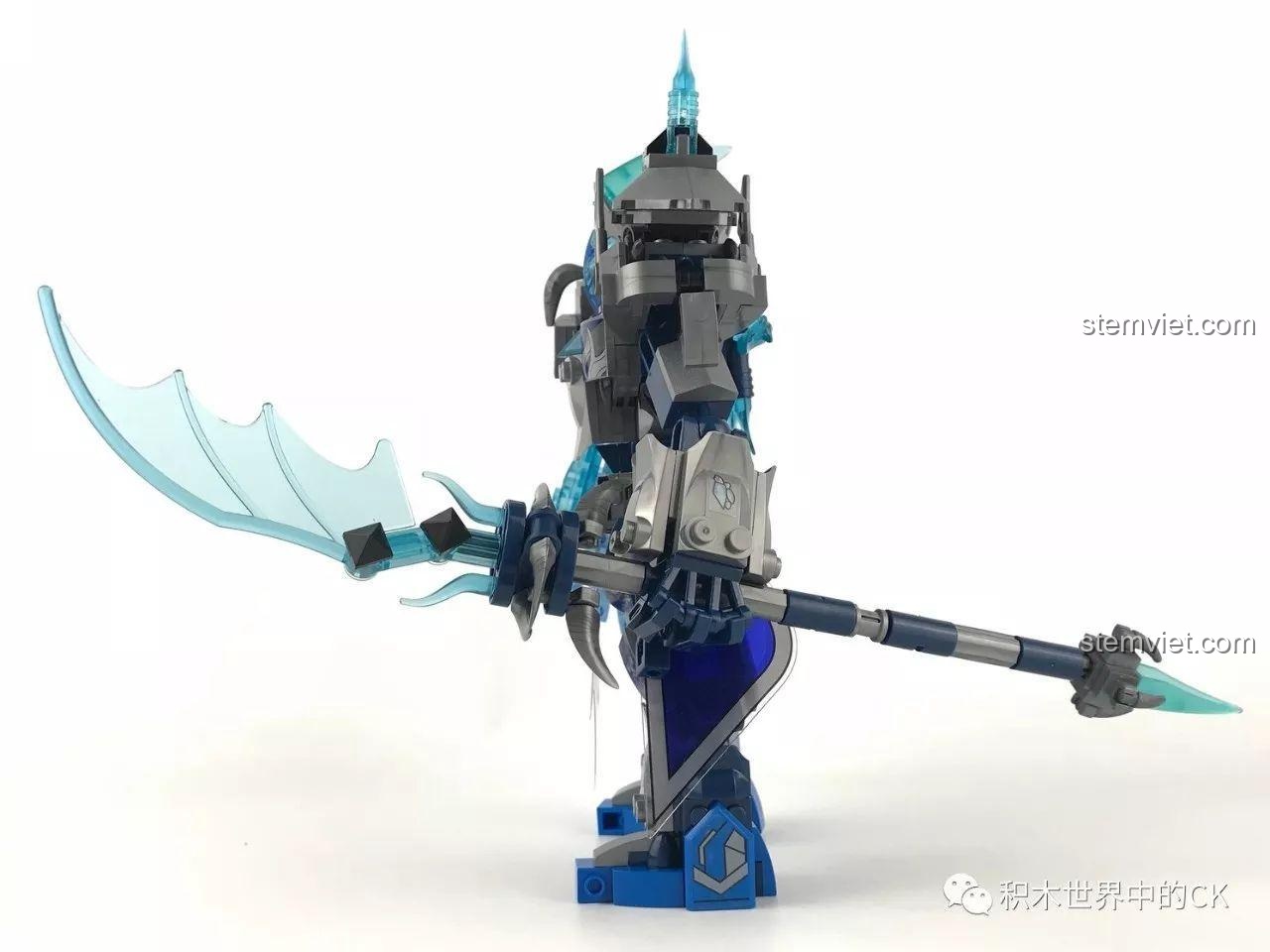 Mô hình Chiến Thần Băng Phong Quan Vũ SEMBO 11894 đã hoàn thành, nhìn từ bên cạnh, với vũ khí.