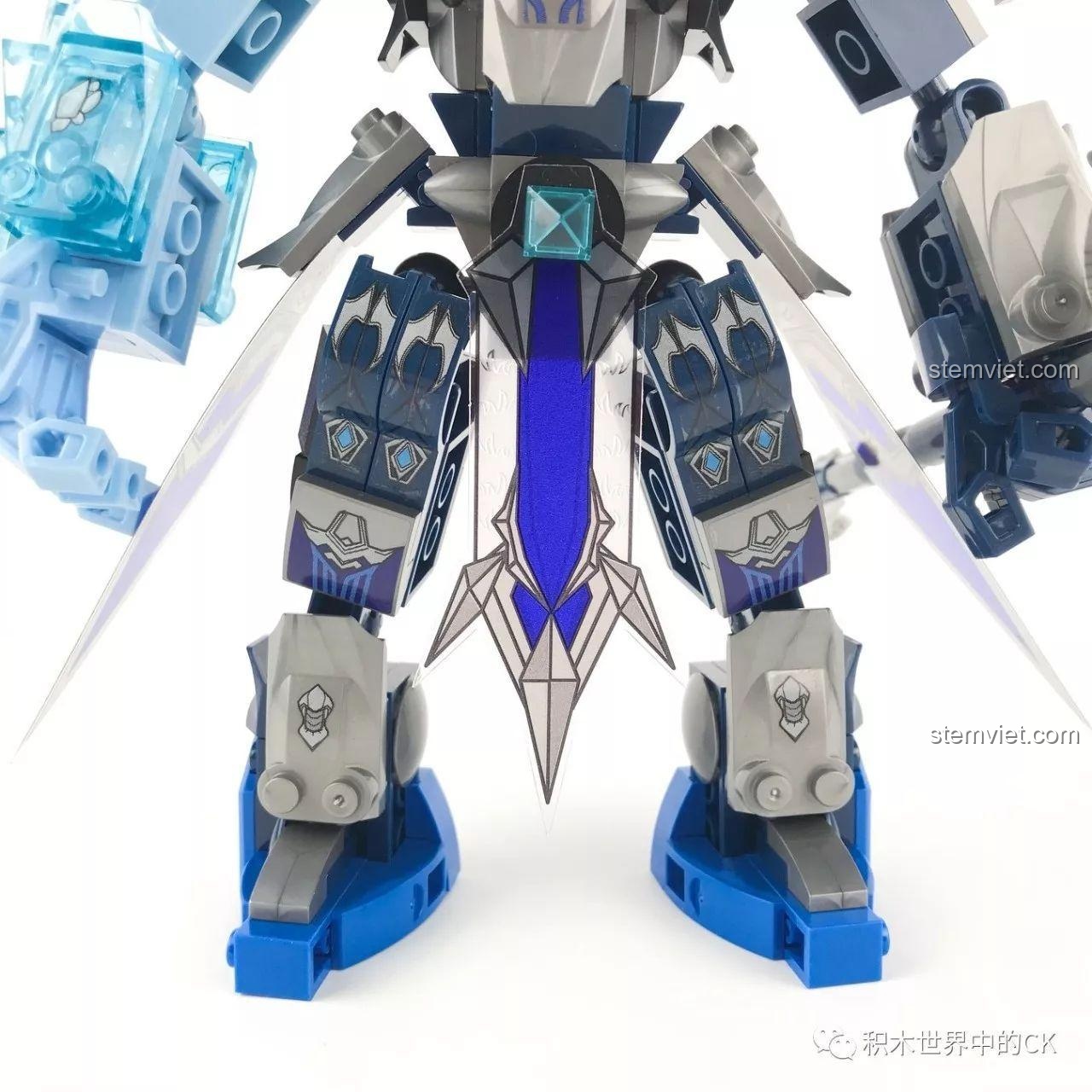 Cận cảnh phần chân và váy giáp của mô hình Chiến Thần Băng Phong Quan Vũ SEMBO 11894.