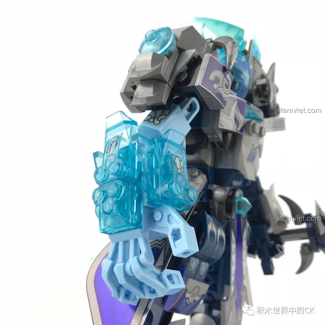 Cận cảnh cánh tay phải với nhiều chi tiết trong suốt màu xanh của mô hình Quan Vũ SEMBO 11894.