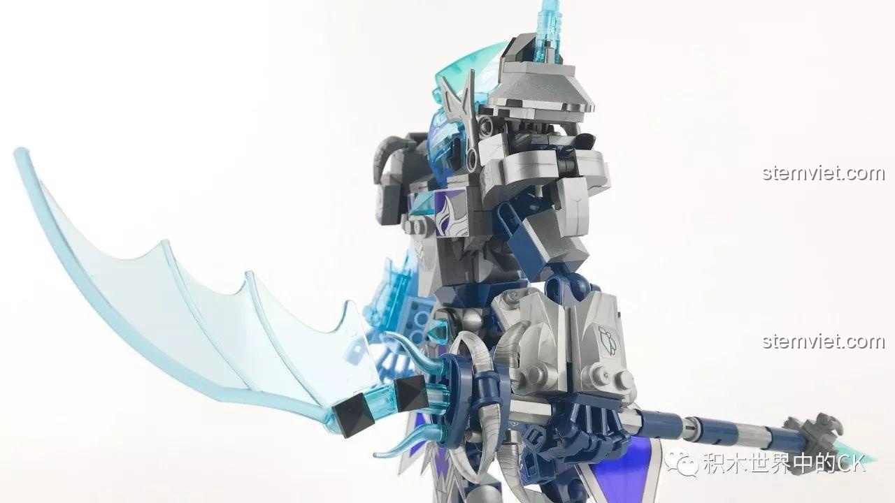 Cận cảnh cánh tay trái và vũ khí lớn của mô hình Chiến Thần Băng Phong Quan Vũ SEMBO 11894.