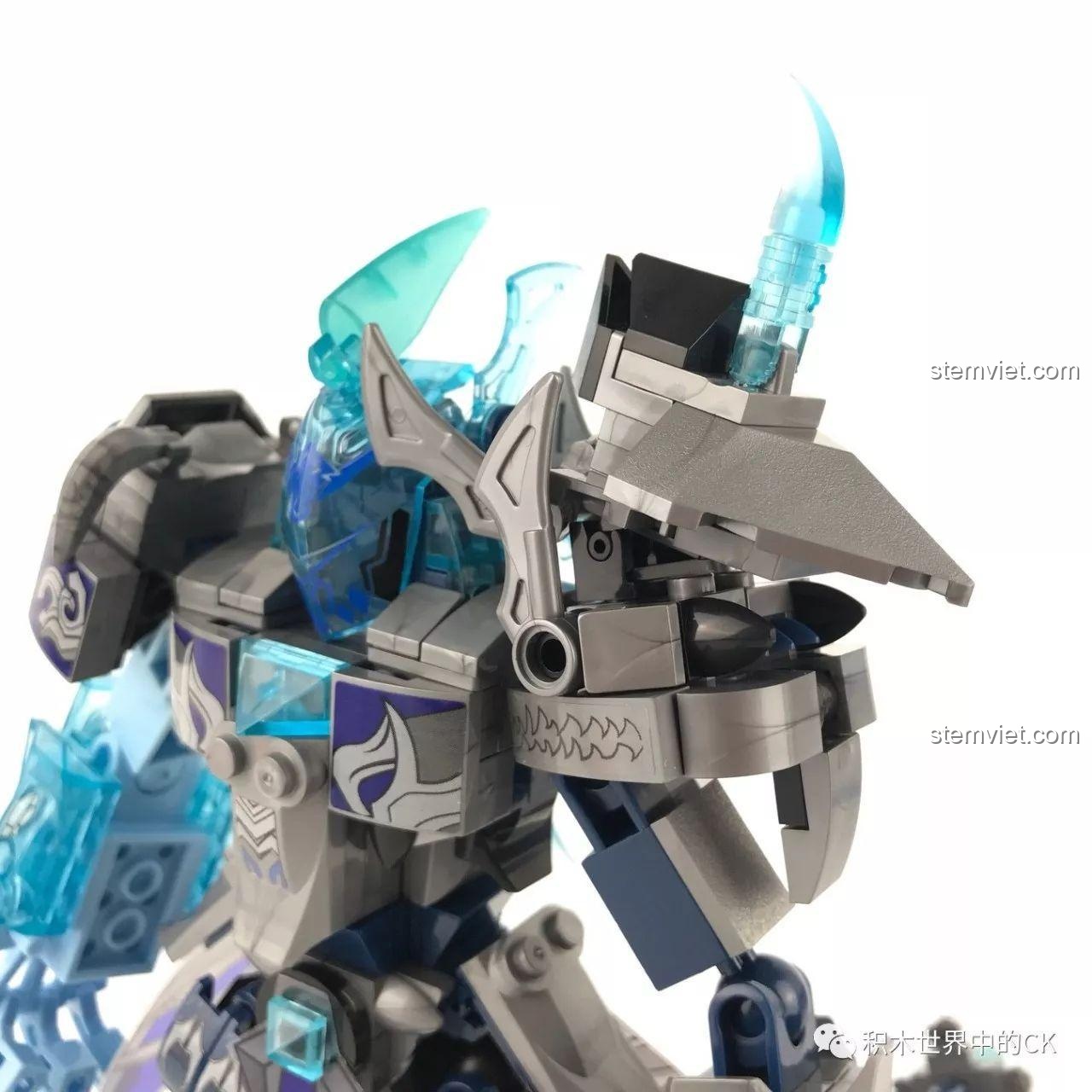 Cận cảnh phần vai trái với giáp trụ nặng nề của mô hình Chiến Thần Băng Phong Quan Vũ SEMBO 11894.