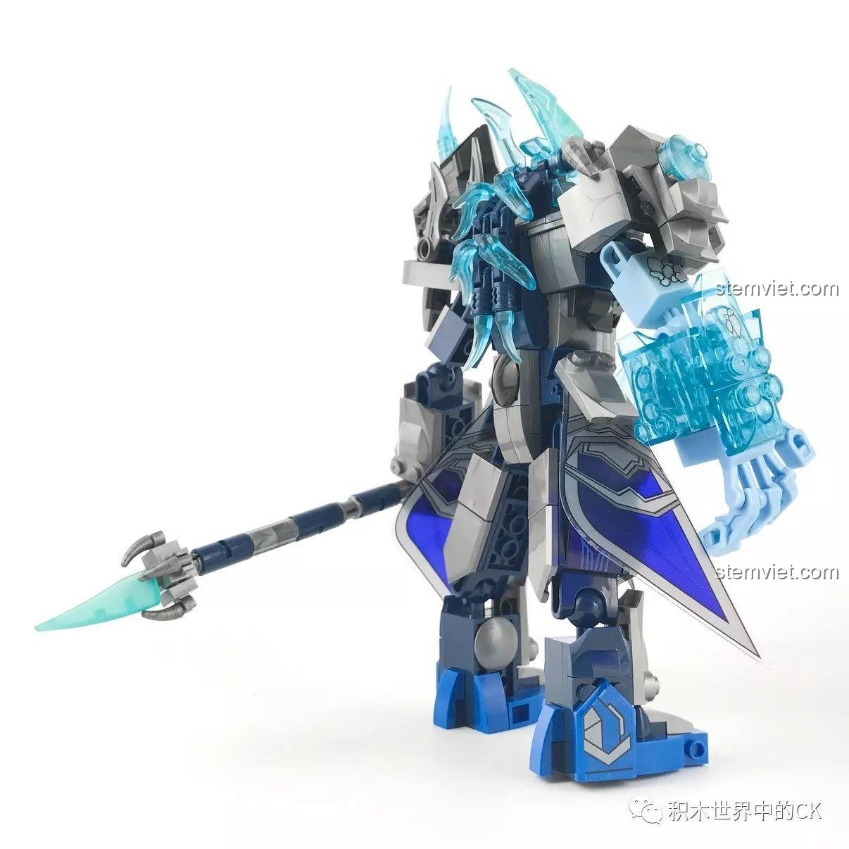 Mô hình Chiến Thần Băng Phong Quan Vũ SEMBO 11894 đã hoàn thành, nhìn từ góc chéo.