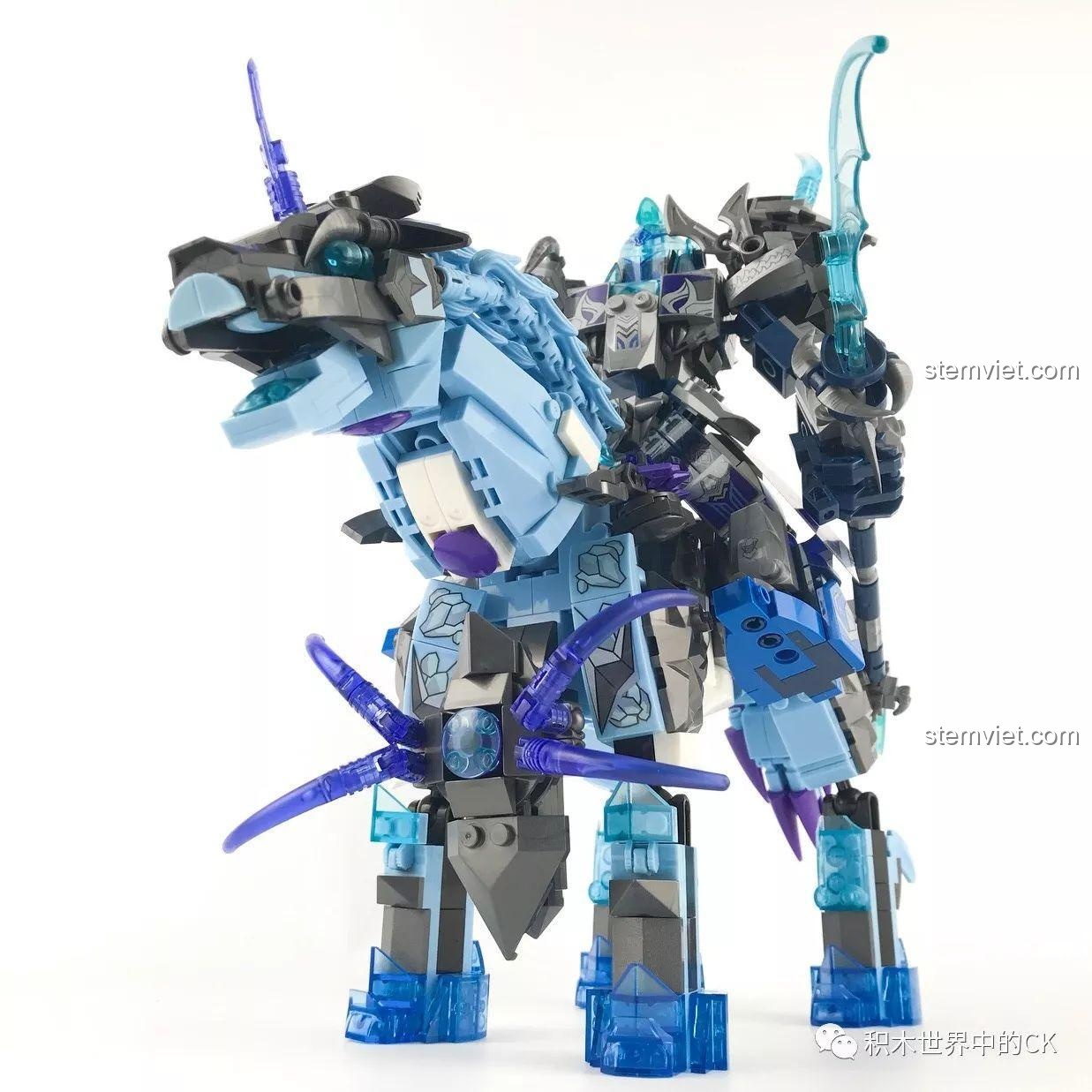 Cận cảnh mô hình Chiến Thần Băng Phong Quan Vũ SEMBO 11894 cưỡi trên lưng ngựa chiến.