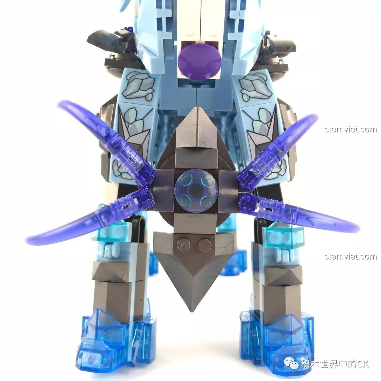 Mô hình Chiến Thần Băng Phong Quan Vũ SEMBO 11894 cưỡi trên lưng ngựa chiến, nhìn từ góc chéo.