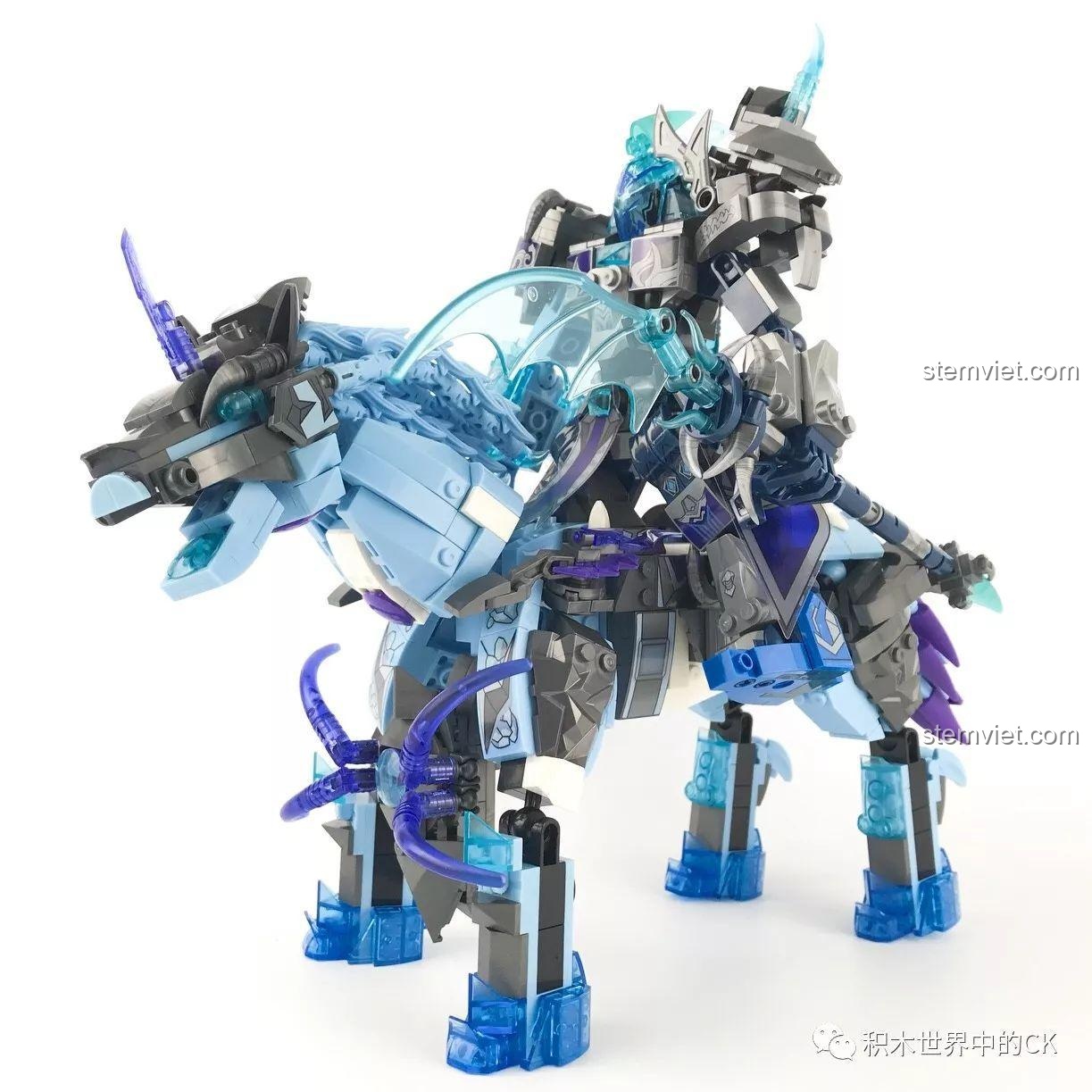 Mô hình Chiến Thần Băng Phong Quan Vũ SEMBO 11894 cưỡi trên lưng ngựa chiến, nhìn từ phía sau.