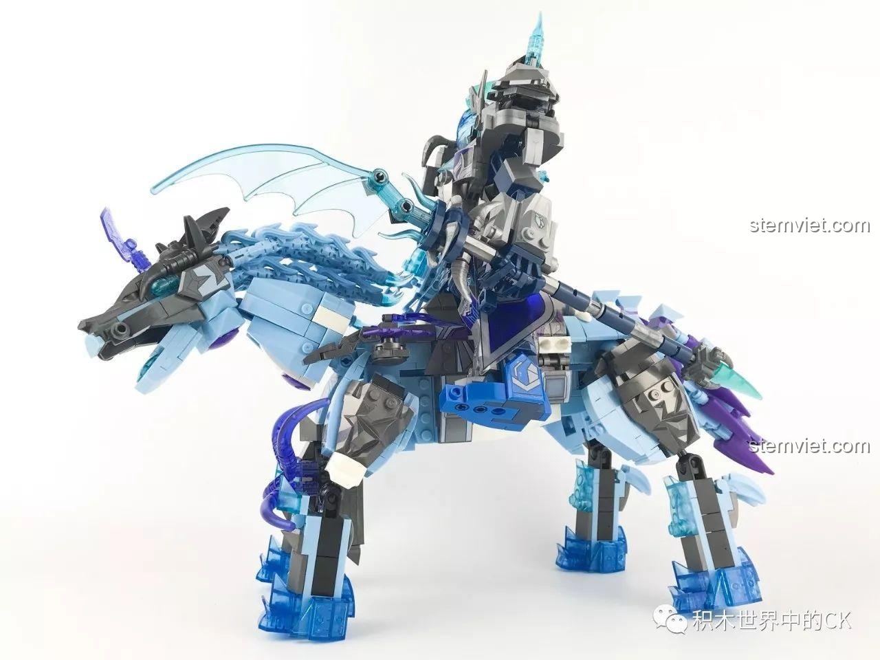 Mô hình Chiến Thần Băng Phong Quan Vũ SEMBO 11894 cưỡi trên lưng ngựa chiến, tay cầm vũ khí.