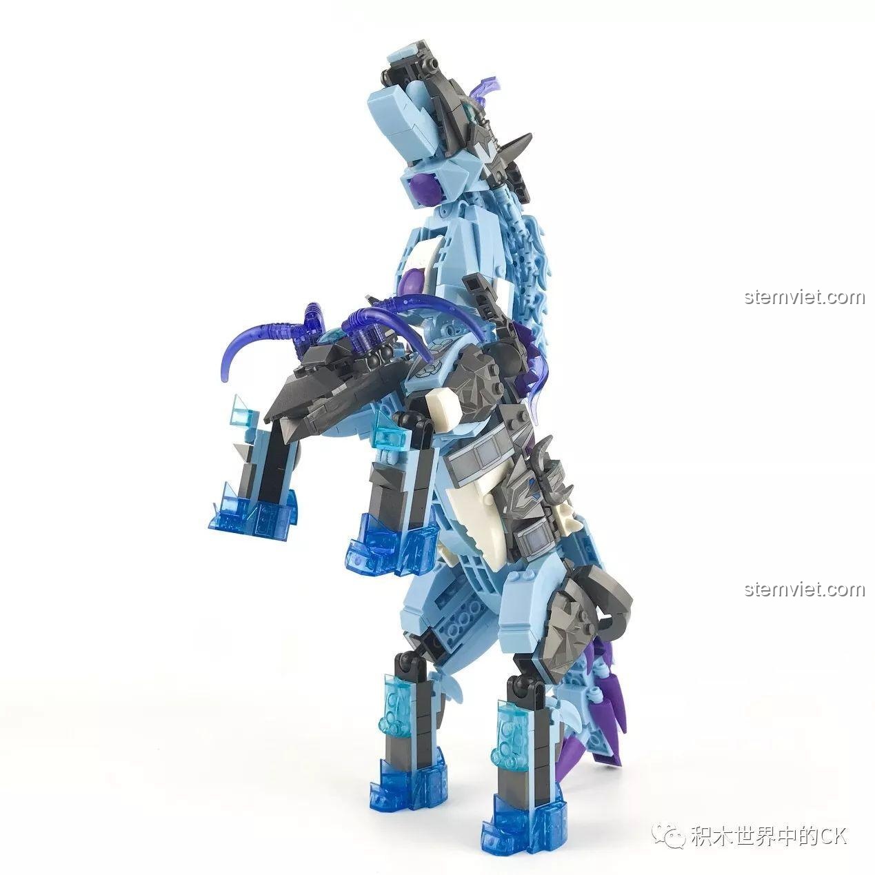 Mô hình Chiến Thần Băng Phong Quan Vũ SEMBO 11894 cưỡi trên lưng ngựa chiến, nhìn từ phía trước.