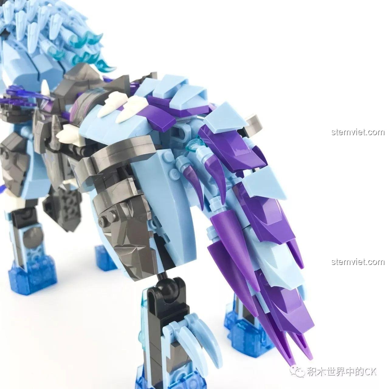 Mô hình Chiến Thần Băng Phong Quan Vũ SEMBO 11894 cưỡi trên lưng ngựa chiến, nhìn từ bên cạnh.