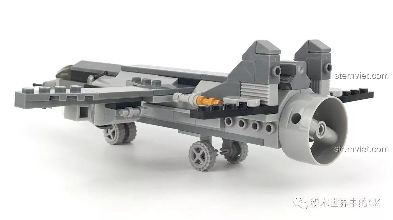 Bốn minifigure đi kèm trong bộ lắp ráp SEMBO 12170-12173 Tàu Đệm Khí Hải Quân 4 Trong 1, mỗi nhân vật có trang phục riêng.