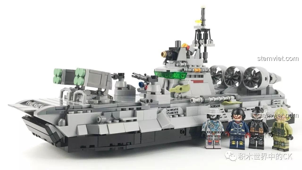 Mô hình lắp ráp SEMBO 12170-12173 Tàu Đệm Khí Bison hợp thể cùng bốn minifigure, tạo nên cảnh tượng chiến đấu sống động.