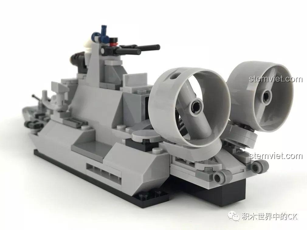 Góc nhìn 3/4 từ phía sau của mô hình lắp ráp SEMBO 12170 Tàu Tuần Tra Tốc Độ Cao, tập trung vào các động cơ quạt.