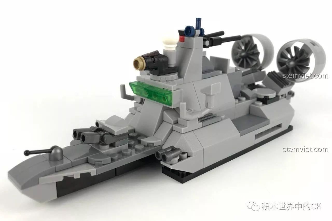 Mô hình lắp ráp SEMBO 12170 Tàu Tuần Tra Tốc Độ Cao hoàn chỉnh, với các chi tiết súng và động cơ quạt.