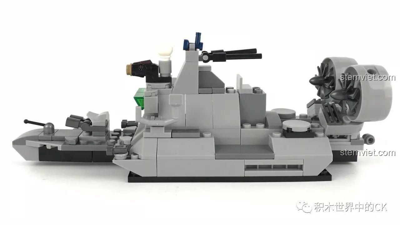 Góc nhìn bên hông của mô hình lắp ráp SEMBO 12170 Tàu Tuần Tra Tốc Độ Cao, với thiết kế thân tàu và động cơ quạt.