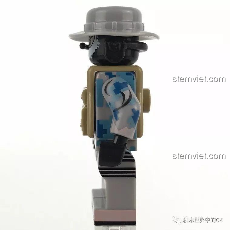 Minifigure lính đặc nhiệm nhìn từ bên cạnh, thể hiện độ chi tiết của trang phục và phụ kiện của Bộ đồ chơi SEMBO 12171.