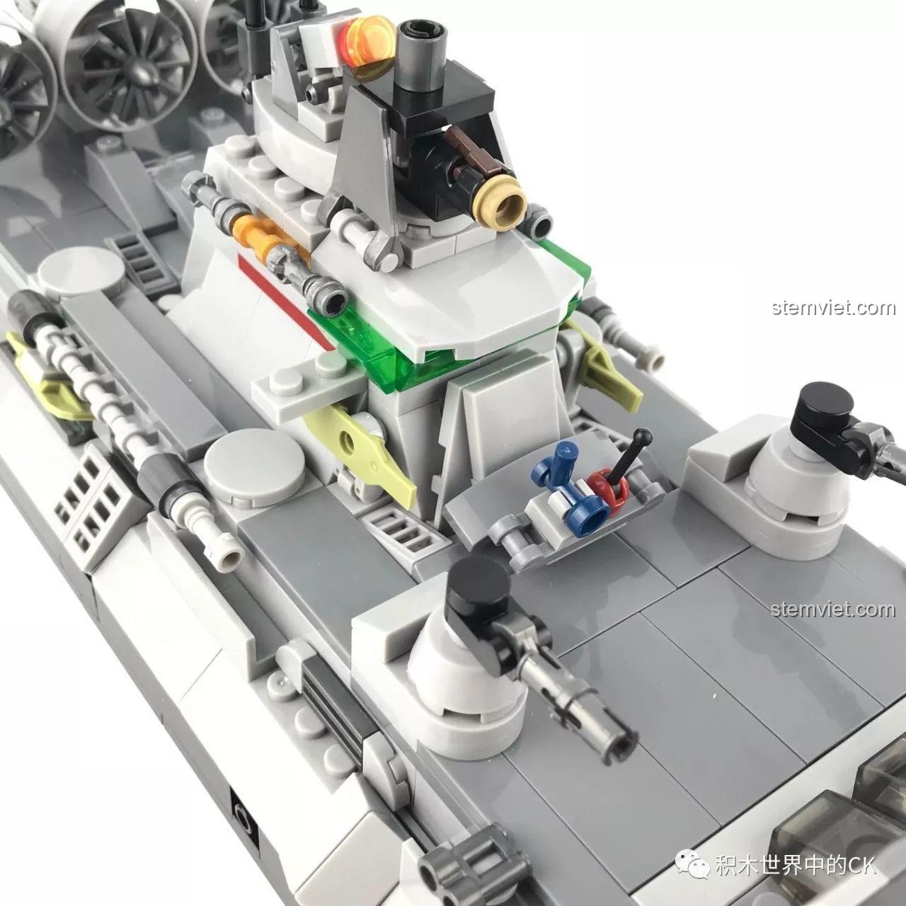 Buồng lái của Tàu Đệm Khí Bison SEMBO 12171, với kính chắn gió màu xanh lá và các chi tiết điều khiển, tăng tính chân thực cho mô hình.