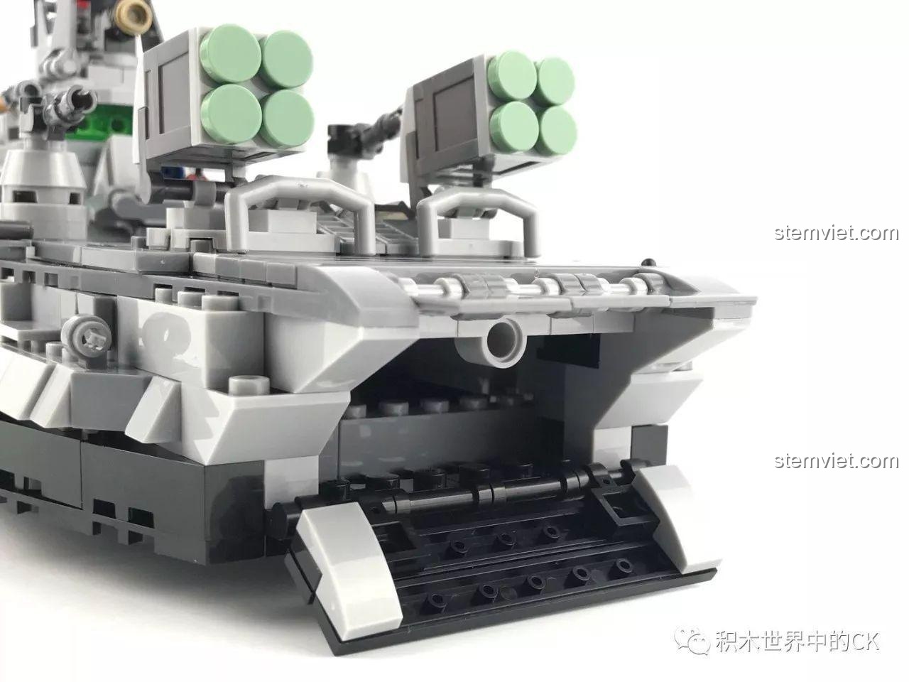 Cửa mở ở đầu Tàu Đệm Khí Bison SEMBO 12171, cho phép các minifigure hoặc phương tiện nhỏ ra vào, tăng khả năng chơi.