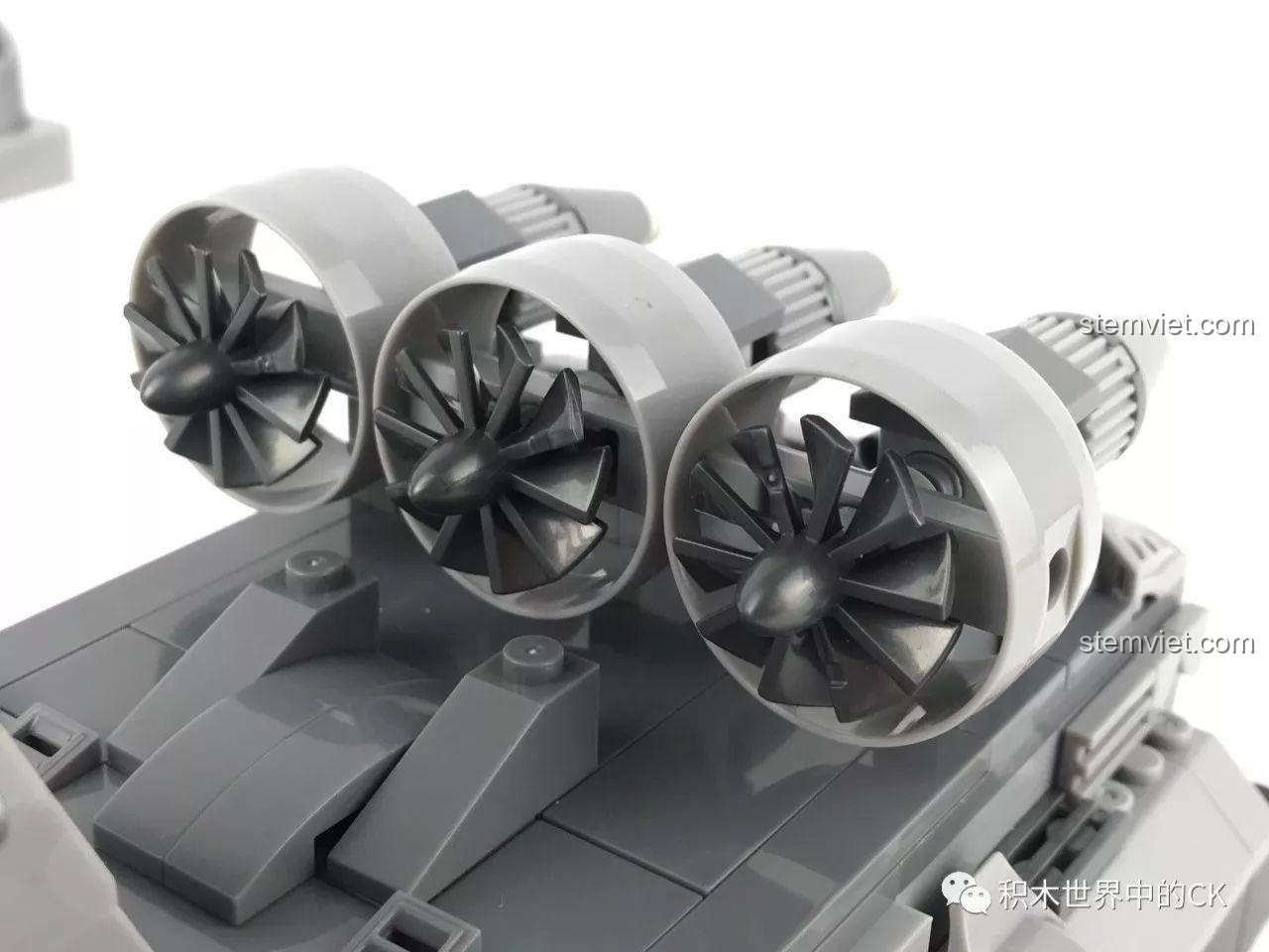 Chi tiết đuôi tàu của Tàu Đệm Khí Bison SEMBO 12171, với các động cơ phản lực và hệ thống điều khiển, thể hiện sức mạnh hải quân.