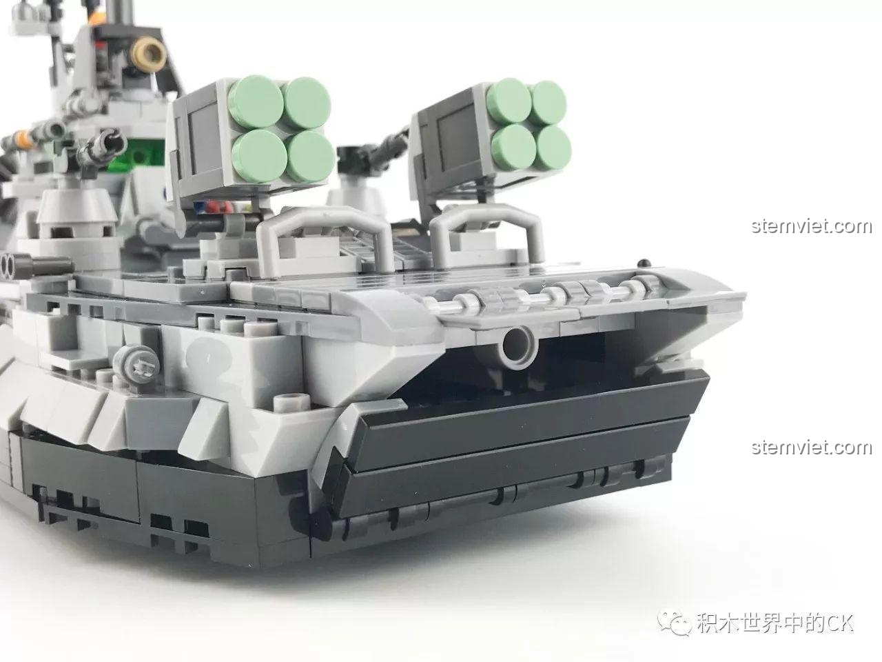 Chi tiết vũ khí ở đầu Tàu Đệm Khí Bison SEMBO 12171, với các bệ phóng tên lửa và súng máy, thể hiện sức mạnh chiến đấu.