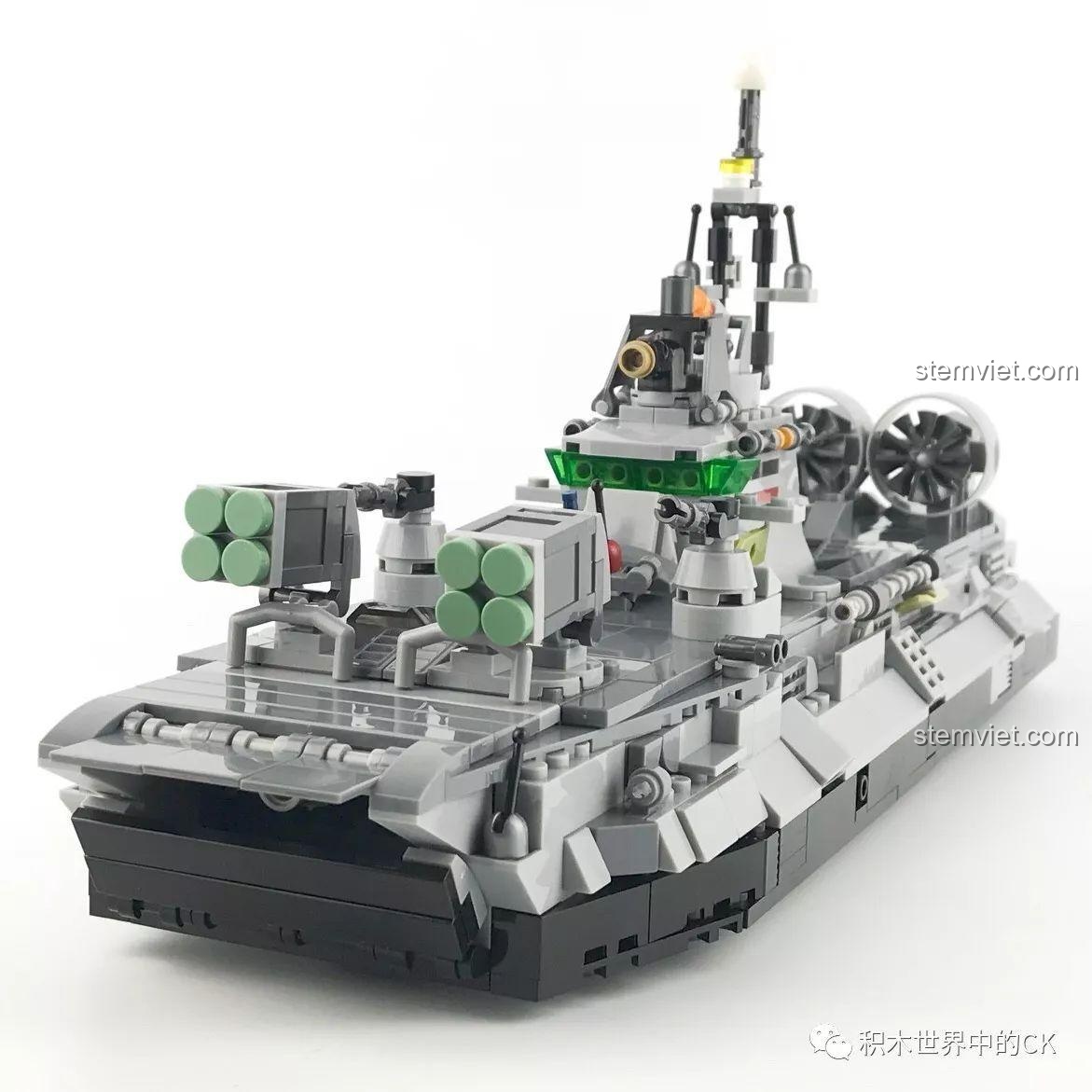 Tàu Đệm Khí Bison SEMBO 12171 nhìn từ bên cạnh, thể hiện chiều dài và các chi tiết vũ khí, bộ đồ chơi quân sự 701 mảnh ghép.