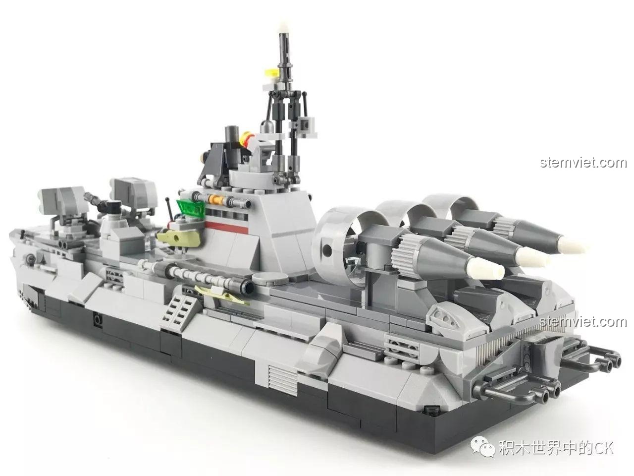 Tàu Đệm Khí Bison SEMBO 12171 nhìn từ góc thấp, tôn lên vẻ mạnh mẽ và chi tiết của mô hình, đồ chơi quân sự cho bé trai.