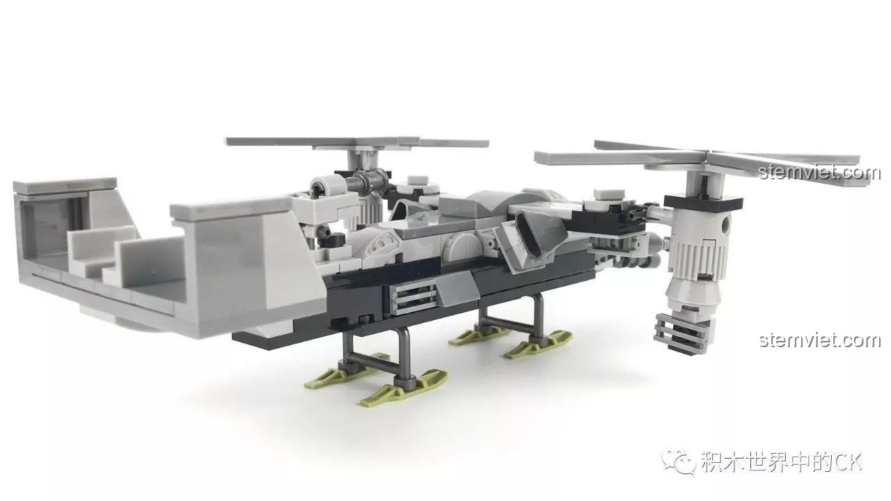 Trực Thăng Nghiêng Cánh Thần Chết SEMBO 12171 nhìn từ góc thấp, tôn lên vẻ mạnh mẽ và chi tiết của mô hình, đồ chơi quân sự cho bé trai.