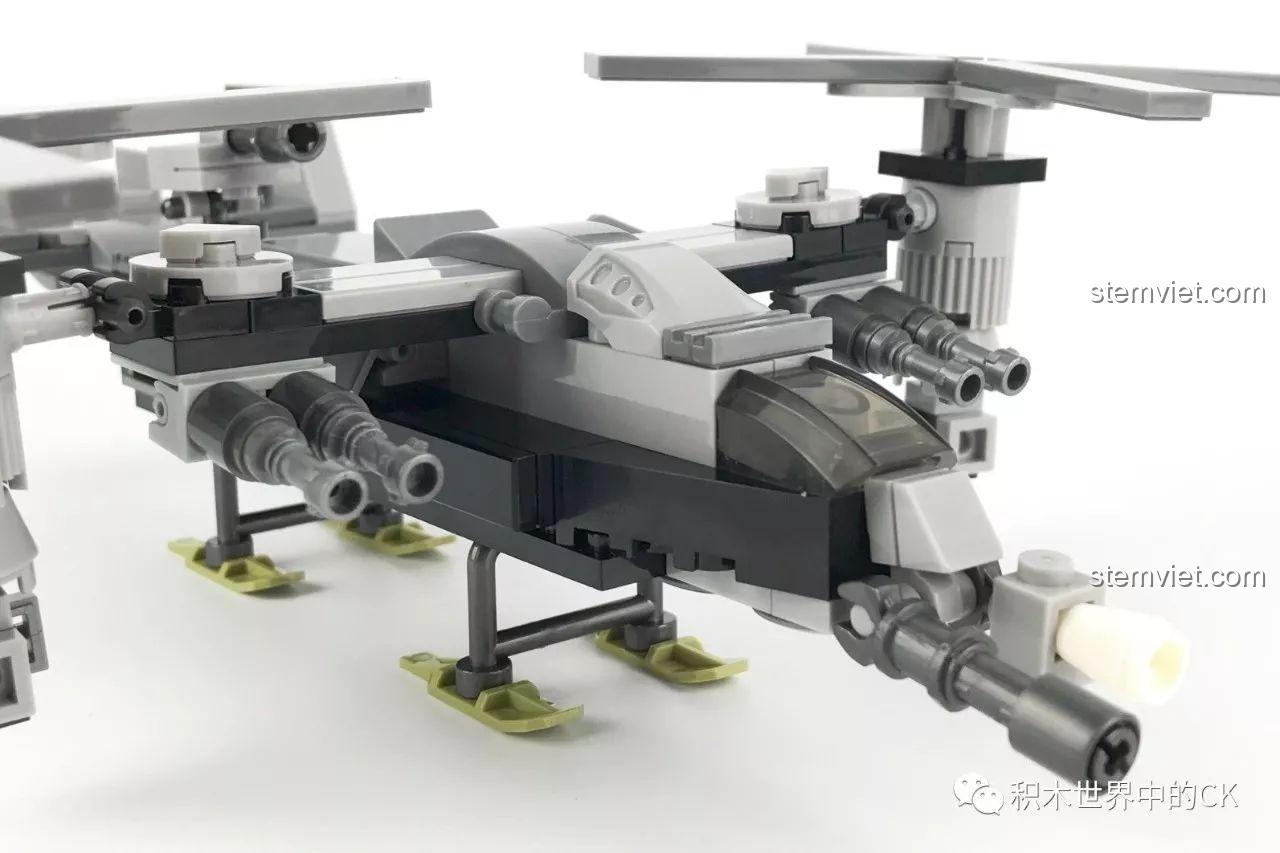 Trực Thăng Nghiêng Cánh Thần Chết SEMBO 12171 nhìn từ góc khác, làm nổi bật các chi tiết vũ khí và cánh quạt, bộ đồ chơi quân sự.