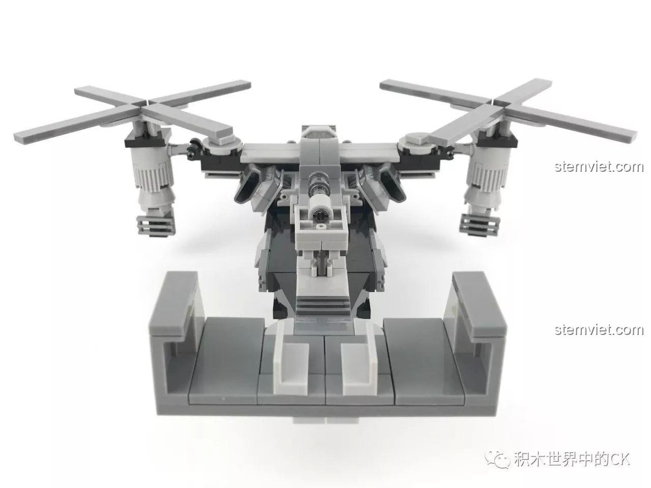 Góc nhìn bên hông của mô hình lắp ráp SEMBO 12171 Trực Thăng Cánh Quạt Chết Chóc, thể hiện toàn bộ chiều dài và các chi tiết phụ.