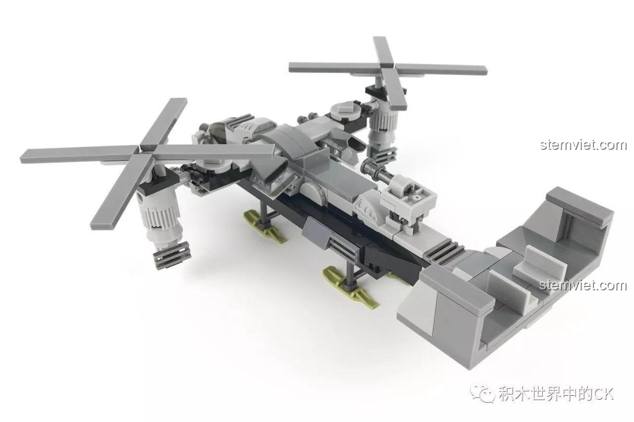 Mặt sau của mô hình lắp ráp SEMBO 12171 Trực Thăng Cánh Quạt Chết Chóc, với phần đuôi và các chi tiết.