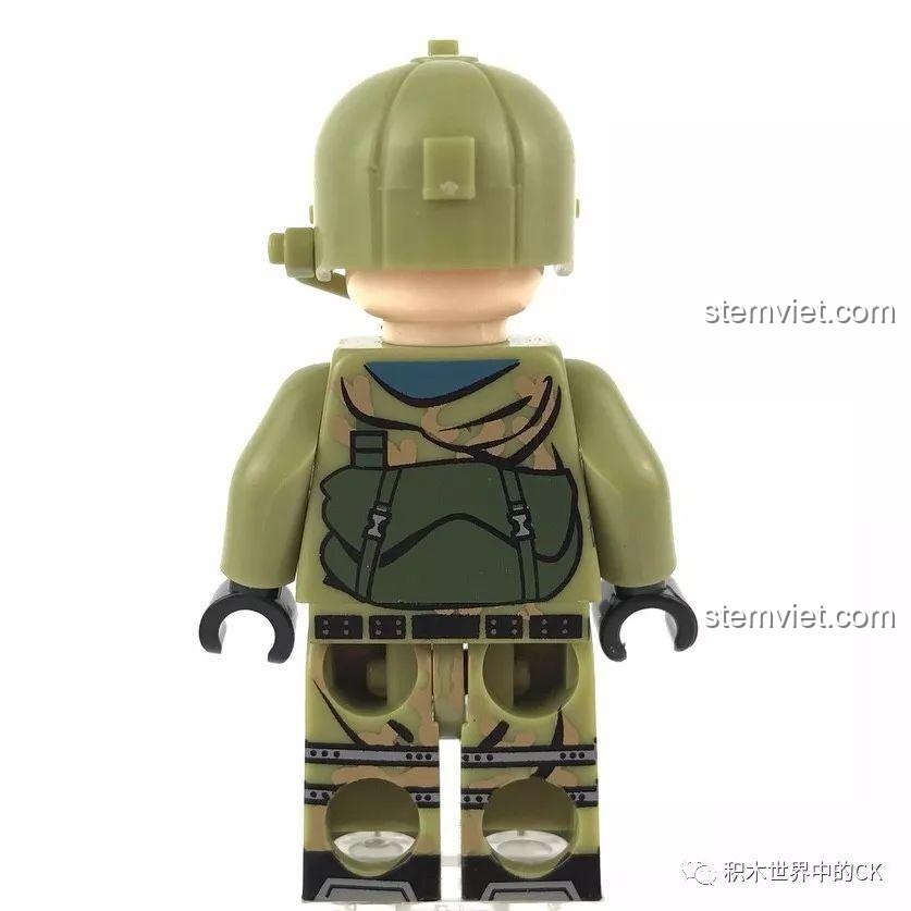 Minifigure lính quân đội nhìn từ bên cạnh, thể hiện độ chi tiết của trang phục và phụ kiện của Bộ đồ chơi SEMBO 12171.