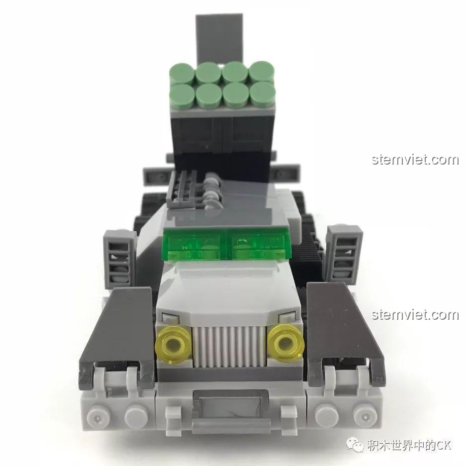 Góc nhìn 3/4 từ phía sau của mô hình lắp ráp SEMBO 12172 Tên Lửa Siêu Thanh, tập trung vào bệ phóng tên lửa và phần đuôi xe.