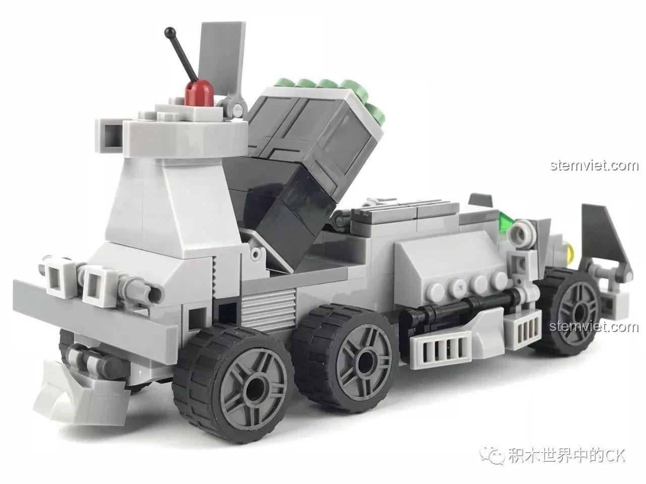 Cận cảnh khoang chứa đồ có thể mở ra của mô hình lắp ráp SEMBO 12172 Tên Lửa Siêu Thanh.