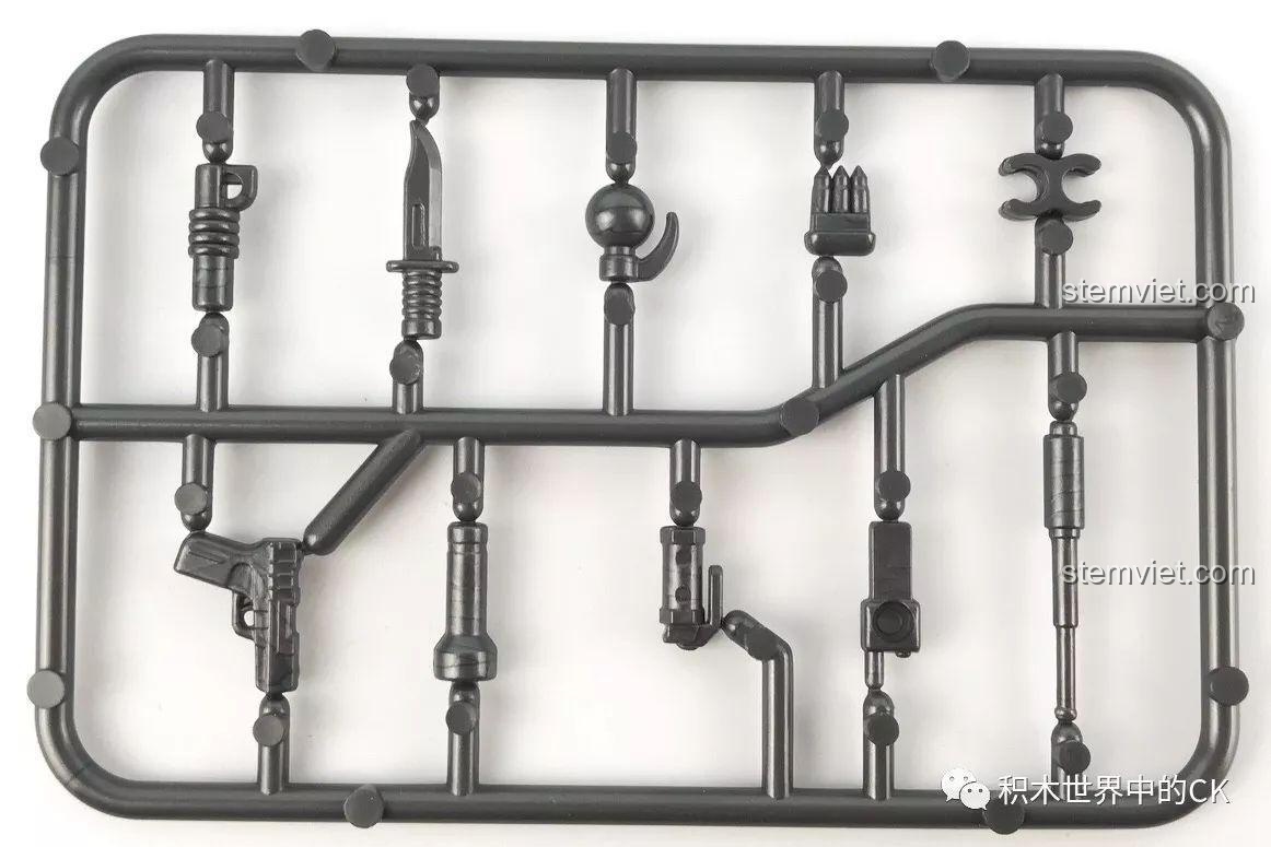 Bảng linh kiện phụ kiện cho minifigure của Bộ đồ chơi SEMBO 12171, bao gồm súng và dao, tăng cường trải nghiệm chơi.