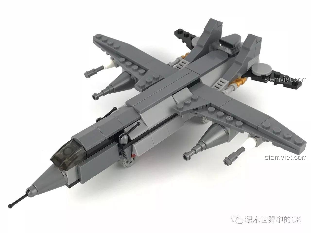 Góc nhìn 3/4 từ phía sau của mô hình lắp ráp SEMBO 12173 Máy Bay Tấn Công Bầu Trời, tập trung vào phần đuôi và động cơ phản lực.