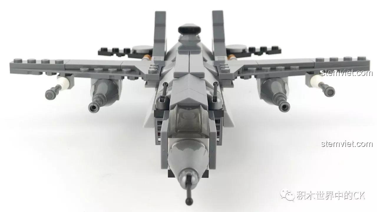 Mặt sau mô hình Máy Bay Tấn Công Bầu Trời SEMBO 12173, với ống xả động cơ