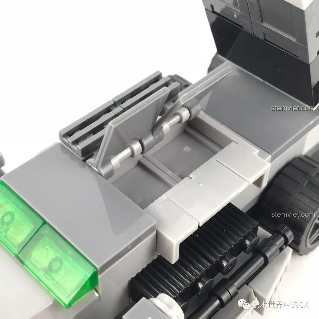 Phụ kiện đi kèm minifigure trong bộ đồ chơi SEMBO 12173, bao gồm súng và dao