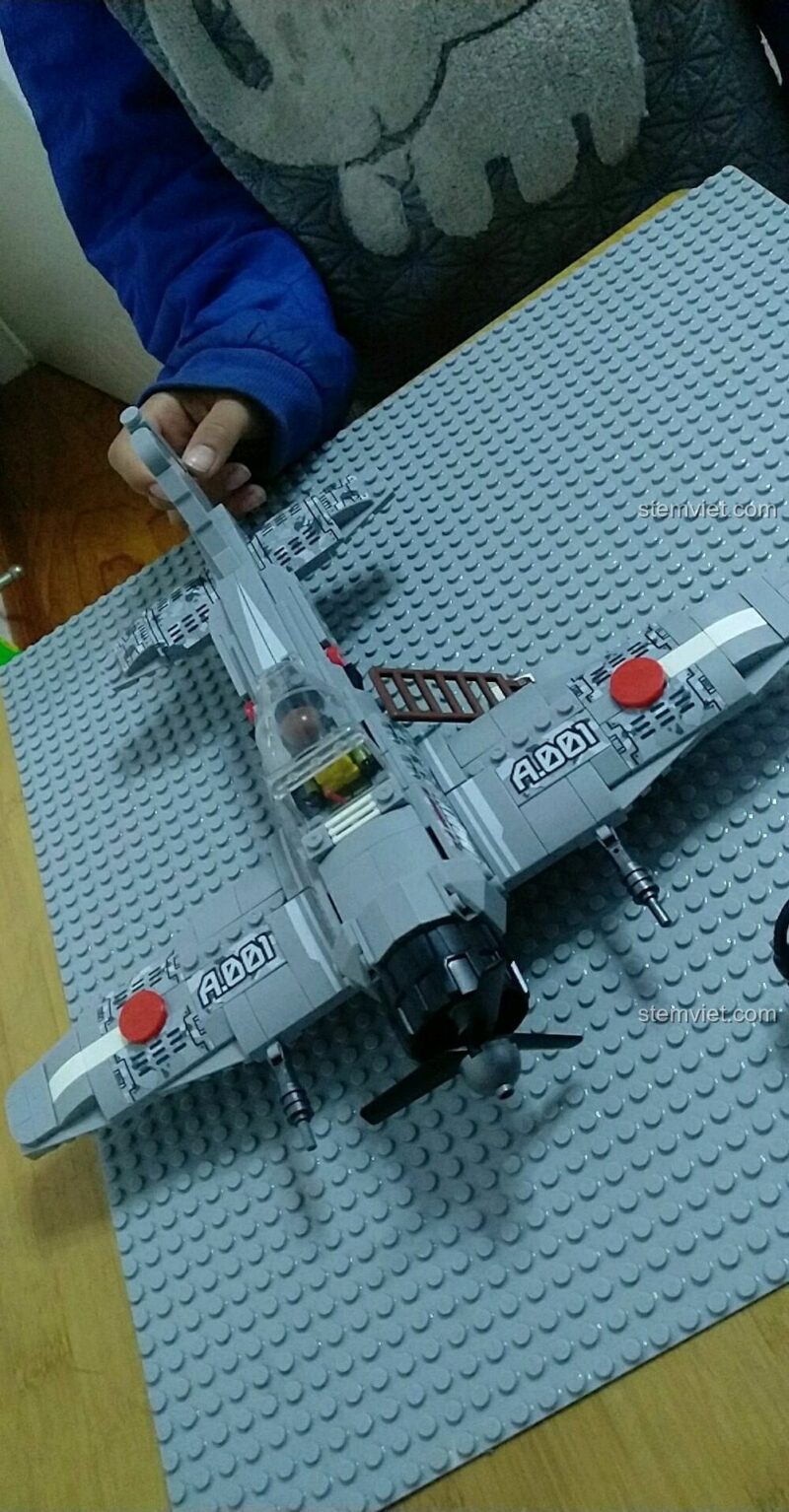 Người dùng đang lắp ráp bộ xếp hình Chiến đấu cơ A6M Zero Sembo. Đồ chơi sáng tạo cho bé trai, chất lượng tốt.