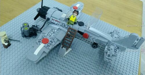 Ảnh review đồ chơi lắp ghép Máy bay Nhật Bản Thế chiến II 12781. Mô hình hoàn thiện với 2 minifigures phi công và sĩ quan.